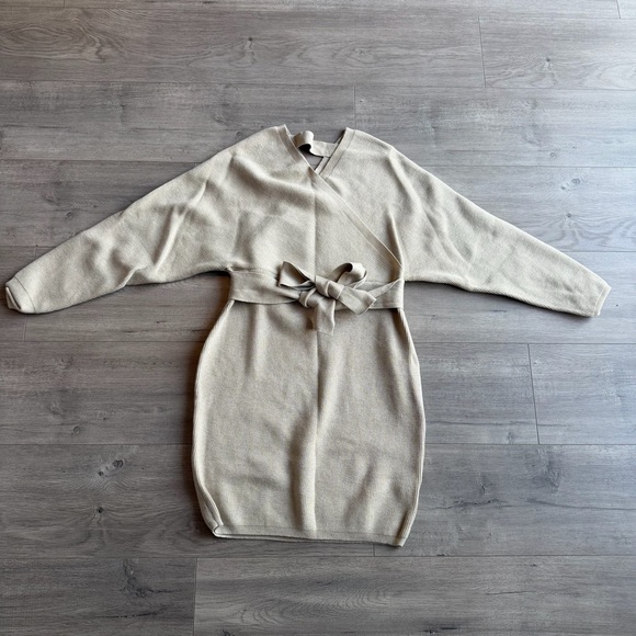 Grecerelle Dresses & Skirts - NWT V Neck Sweater Dress Batwing Sleeve - size medium - tan